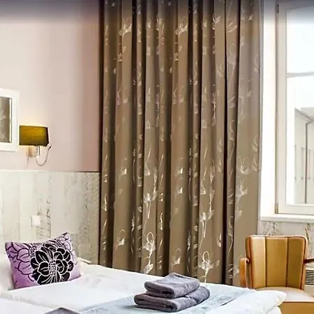 Royal Court Hotel 3*